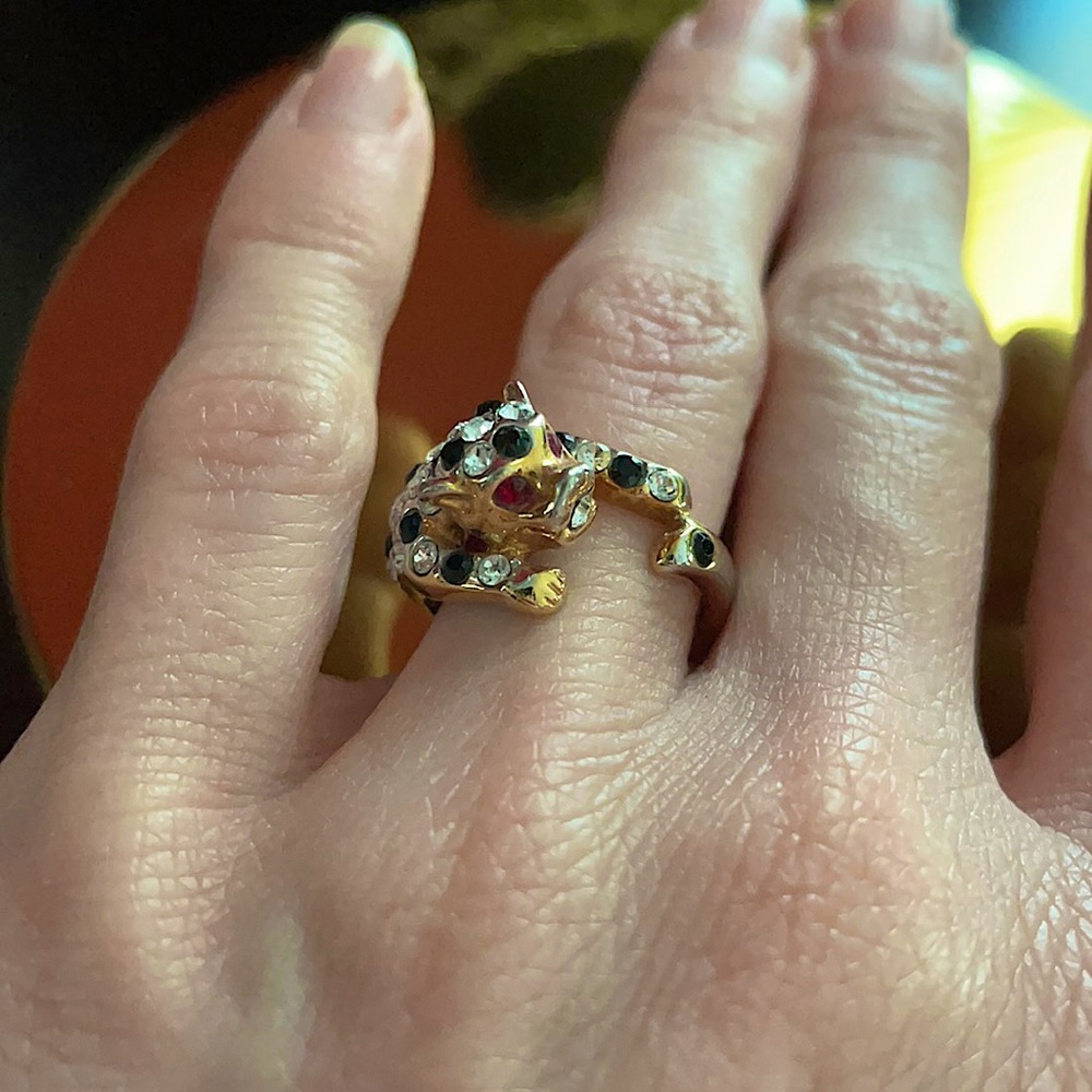 Ladies Gold stone panther ring